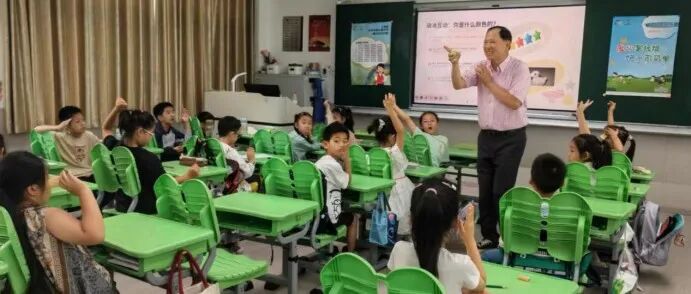 上海市老科协关工委志愿讲师团助力爱心暑托班